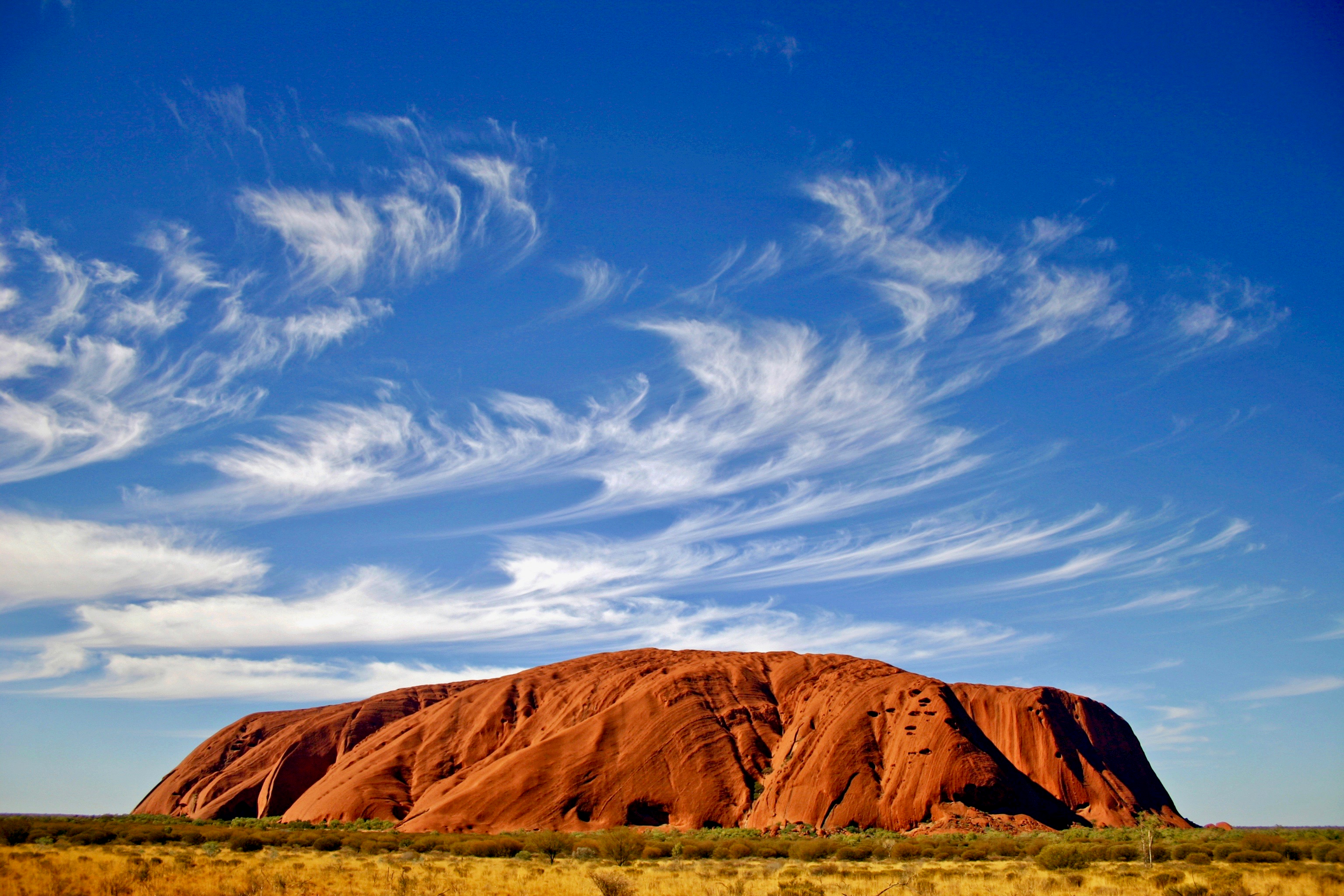 Australia-New South Wales-Sydney-Destinationsbilder Sydney-Uluru Ayers Rock mit blauen Wolken-26203